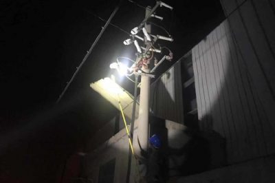 東?？h供電公司搶修受到影響的兩臺用戶變壓器