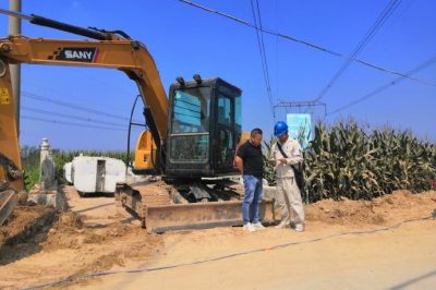 江蘇檢修公司與挖機(jī)駕駛員交代安全隱患和注意事項