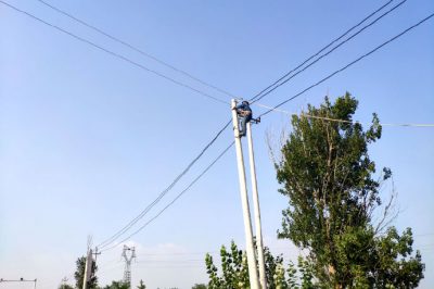 萊陽(yáng)市供電公司緊線處理由于修路造成弧垂過大的線路