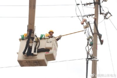 莒南縣供電公司帶電處理10千伏后山線(xiàn)老子峪支線(xiàn)13號(hào)桿引線(xiàn)故障