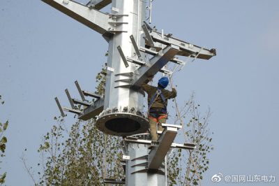 莒縣供電公司在洛河鎮(zhèn)組裝安嶺線(xiàn)鐵塔