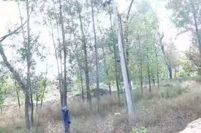 靈壽縣供電公司在山區(qū)巡視10千伏南營(yíng)線
