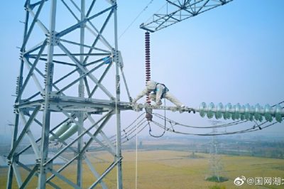 “螃蟹步伐”方式進(jìn)入500kV孱澧II線(xiàn)等電位進(jìn)行帶電消缺