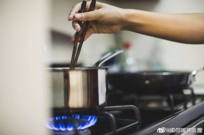 燃?xì)庠畎l(fā)生意外時(shí)，嚴(yán)禁打開任何電器
