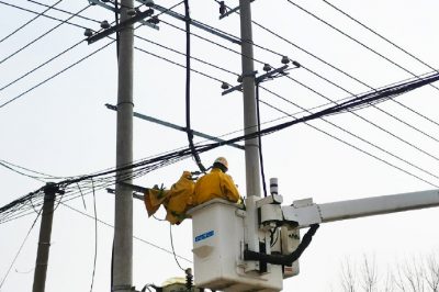 莒南縣供電公司帶電加裝10千伏夾河線(xiàn)電桿開(kāi)關(guān)