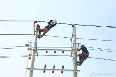 楊樓鎮(zhèn)孟寨1號機(jī)井臺區(qū)進(jìn)行臺架制作安裝工作