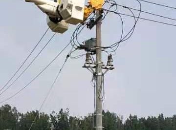 進(jìn)行帶電拆除高壓線。