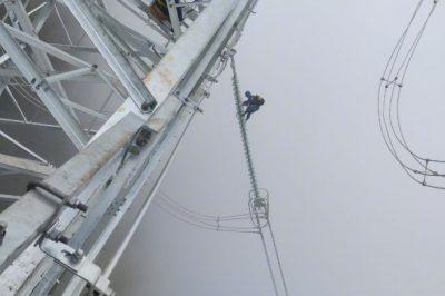 迷霧里高空走線(xiàn)，還碰上38°大下坡……太難了