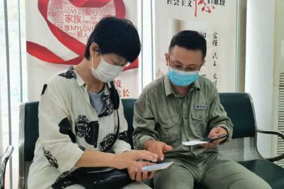電力小哥也管“修手機(jī)”？分外事也是一片心