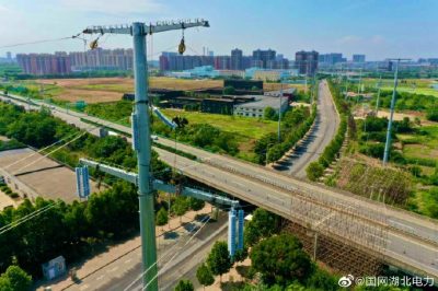 遷改線路，為重點(diǎn)企業(yè)擴(kuò)建讓道