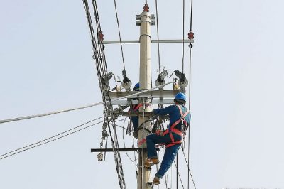 更換10千伏線(xiàn)路電桿金具和導(dǎo)線(xiàn)