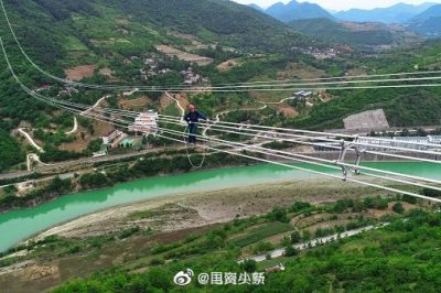 看呆了電力工人飛躍嘉陵江，高空走鋼絲