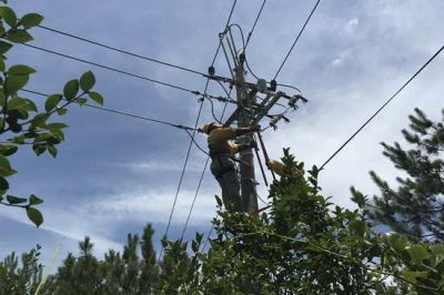 9米桿上帶電作業(yè)，近3米長(zhǎng)、4公斤重的絕緣操作桿