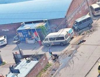 有人高壓線下施工觸電，居民救援“往身上澆水”……這是幫倒忙！