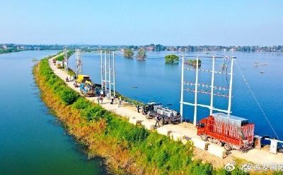 在廬江縣同大鎮(zhèn)白石天河古圩段圩堤上進行立桿、架線、安裝配變設備
