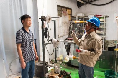 走進轄區(qū)內(nèi)小作坊，檢查用電線路，試跳漏電保護器