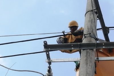 使用絕緣斗臂車(chē)進(jìn)行帶電作業(yè)接火