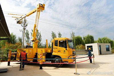 對(duì)10千伏鎮(zhèn)北線58號(hào)桿處開關(guān)開展帶電接火作業(yè)