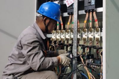 學前小區(qū)3號變電所進行智能配電終端（TTU）安裝施工