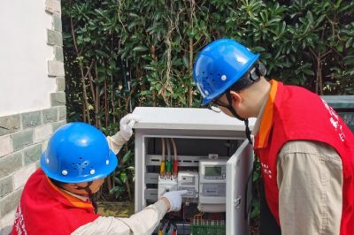 開展供電設備巡視??力?！半p節(jié)”用電安全