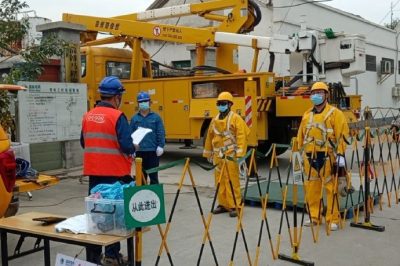 在起鳳鎮(zhèn)10千伏企業(yè)Ⅰ線支線5號桿進行帶電拆除電纜斷引線