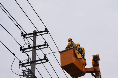在10千伏泰薛線、造紙線雙回線路開(kāi)展帶電作業(yè)