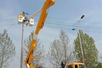 在10千伏五岔口支線2號桿，帶電更換設備線夾