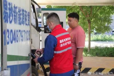 為客戶介紹電動(dòng)車充電樁的使用步驟、普及用電知識(shí)
