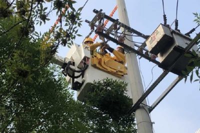 對(duì)10千伏獻(xiàn)生595線(xiàn)帶電更換引流線(xiàn)