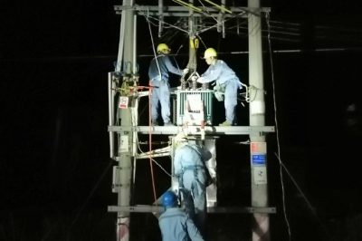 南方電網(wǎng)廣東江門(mén)臺(tái)山供電局下川供電所運(yùn)維人員開(kāi)展緊急搶修