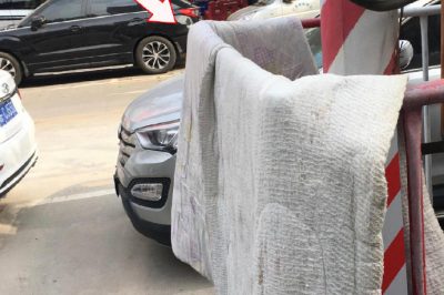 變壓器圍欄曬被？小心觸電！