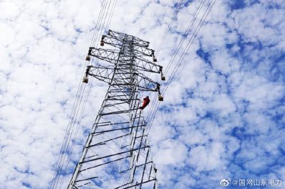 在110千伏上林送出工程D18、D19號(hào)段進(jìn)行附件安裝