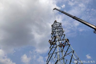 開展上林110千伏線路工程A2號(hào)、A6號(hào)、B7號(hào)鐵塔組立