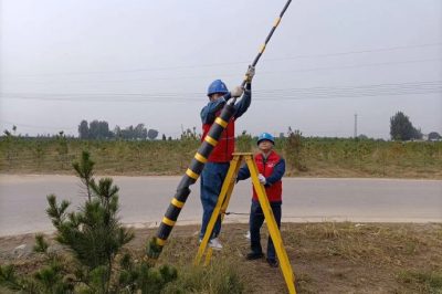 深入田間地頭為配電線路桿塔拉線安裝反光膜、拉線護(hù)套
