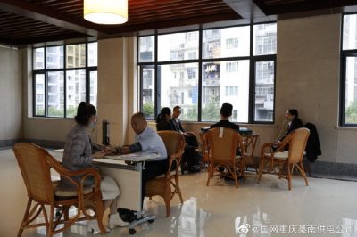 國(guó)網(wǎng)重慶綦南供電公司為公司職工開展健康咨詢活動(dòng)。 ????