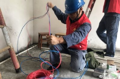 免費(fèi)為貧困戶裝電表、鋪設(shè)安全的室內(nèi)電線