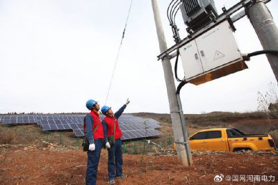 上門巡視檢查光伏發(fā)電線路、設(shè)備的運(yùn)行情況