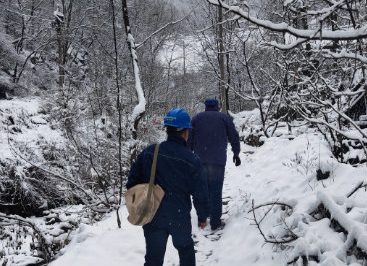 冒雪搶修，只為盡早恢復(fù)供電