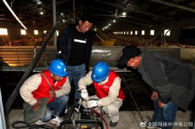 宣傳安全用電知識(shí)，現(xiàn)場(chǎng)講解漏電保護(hù)器、插座等常識(shí)