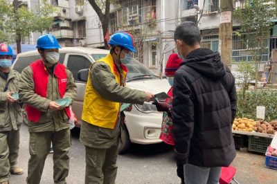 為社區(qū)孤寡老人普及用電安全知識、檢查用電安全