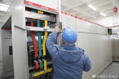 在某新建小區(qū)配套工程配電室進(jìn)行電表箱、電表的安裝工作