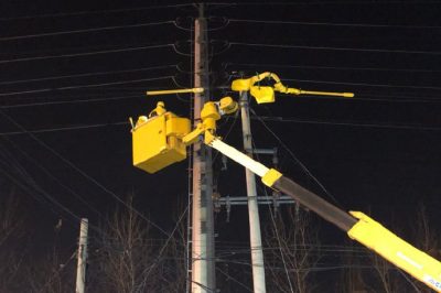 施展絕技帶電斷、接引流線恢復(fù)10千伏線路供電