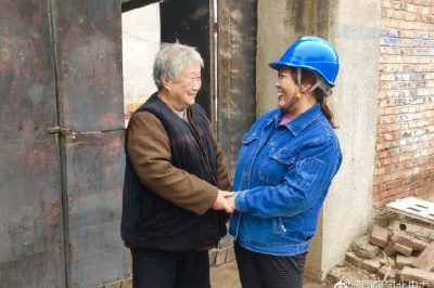 一邊幫助檢查室內(nèi)用電線路，消除用電隱患