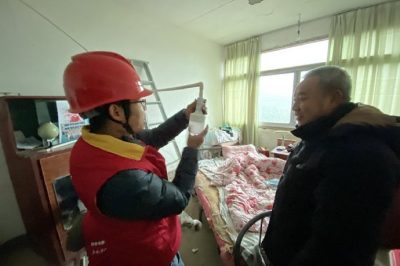 為山區(qū)孤寡老人、低保戶(hù)檢查家中用電線(xiàn)路，并現(xiàn)場(chǎng)講解安全用電知識(shí)