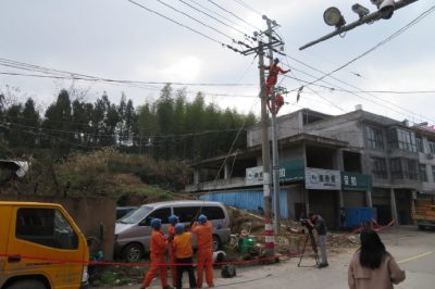 開(kāi)展10千伏墩頭線電力聯(lián)絡(luò)線的立桿、放線和智能開(kāi)關(guān)搭接施工