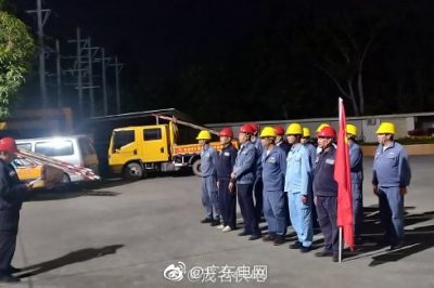 對(duì)供電區(qū)域的線路設(shè)備進(jìn)行夜巡工作，消除設(shè)備隱患
