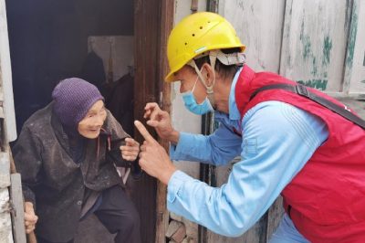 為百歲老人家里檢查用電線路、跟換插座及打掃衛(wèi)生