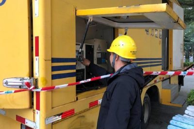 廣東陽江海陵島供電局為馬拉松?！半姟弊o航