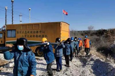 對鉆孔上方10千伏線路進行切改，敷設300米電纜