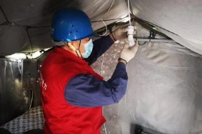 共產(chǎn)黨員服務隊為縣城小區(qū)疫情值班點接上臨時電源